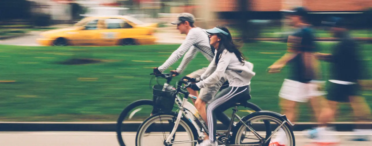 Homme et Femme sur des vélos cropped